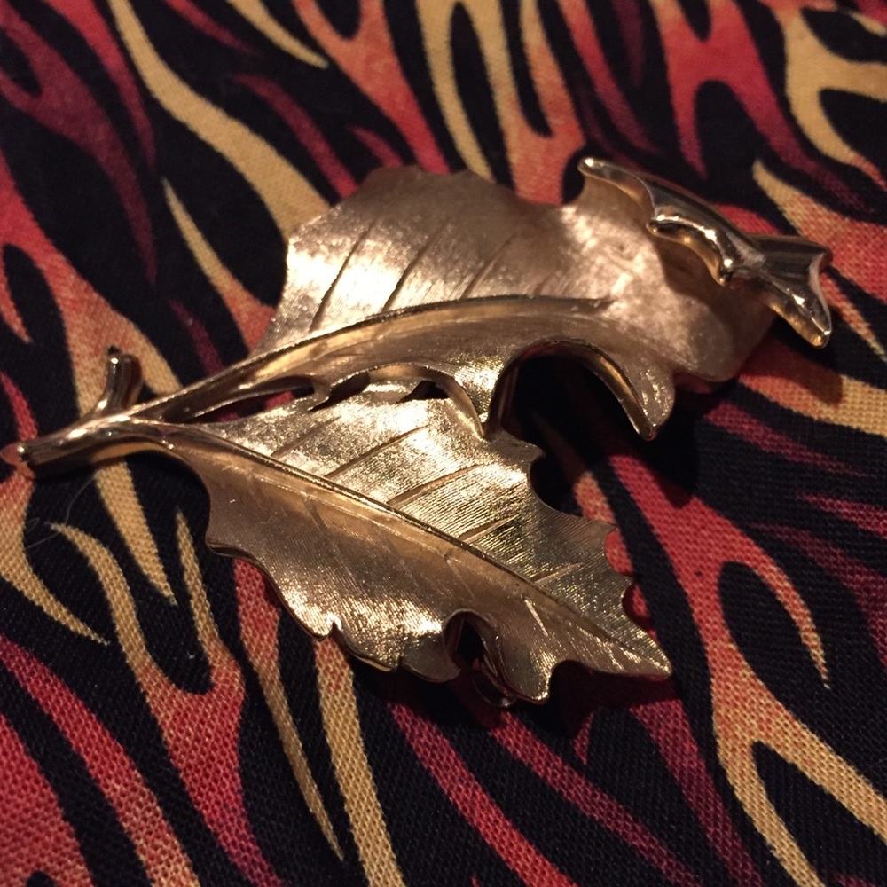 Pretty leaf pin